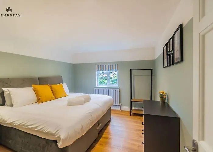 Stylish Home With Free Parking - 10 Mins To Legoland!